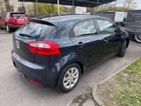Gebraucht Kia Rio Attract 86 PS (63 kW) 2014 (bla) formal deep blue Kleinwagen