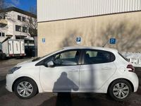 Gebraucht Peugeot 208 Active 68 PS (50 kW) 2015 Lack weiss banquise Kleinwagen