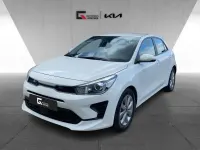 Używany Kia Rio Vision 101 KM (74 kW) 2023 Biały Sedan/Limuzyna