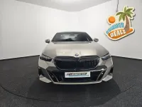 Neu BMW 550e M Sport 489 PS (359 kW) 2026 Grau Limousine