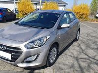 Gebraucht Hyundai i30 Pure 101 PS (74 kW) 2017 Beige Limousine