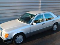 Gebraucht Mercedes E300 113 PS (83 kW) 1991 Silber Limousine