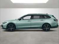 Gebraucht VW Passat R-line 150 PS (110 kW) 2024 Maripositgrün metallic Kombi