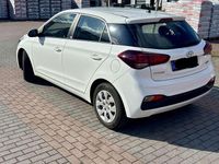 Gebraucht Hyundai i20 Select 84 PS (61 kW) 2021 Weiß Kleinwagen