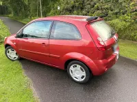 Gebraucht Ford Fiesta 75 PS (55 kW) 2007 Rot Kleinwagen