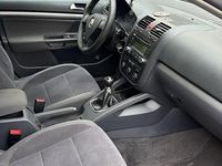 Second-hand VW Jetta 2005 Albastru Berlinǎ