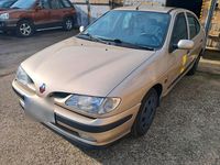 Gebraucht Renault Mégane 90 PS (66 kW) 1998 Gold Limousine