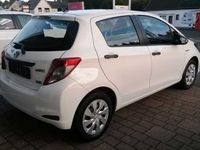 Gebraucht Toyota Yaris Hybrid 75 PS (55 kW) 2012 Weiß Limousine
