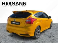Usata Ford Focus ST 250 CV (183 kW) 2012 Giallo Berlina