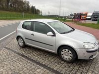 Second-hand VW Golf IV 105 CP (77 kW) 2004 Argintiu Berlinǎ