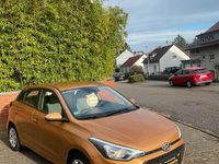 Gebraucht Hyundai i20 Basis 75 PS (55 kW) 2018 Orange Kleinwagen