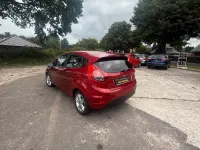 Gebraucht Ford Fiesta 80 PS (58 kW) 2016 Rot Kleinwagen