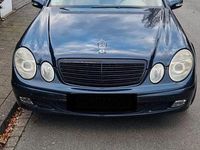 Usata Mercedes E220 150 CV (110 kW) 2002 Blu Berlina