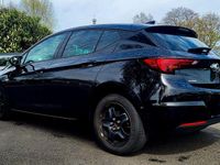 Usado Opel Astra Dynamic 105 HP (77 kW) 2017 Preto Sedan