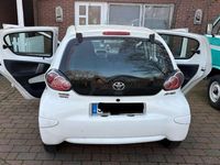 Gebraucht Toyota Aygo 68 PS (50 kW) 2012 Weiß Kleinwagen