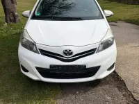 Gebraucht Toyota Yaris 69 PS (50 kW) 2013 Weiß Kleinwagen