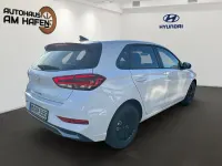 Gebraucht Hyundai i30 Advantage 101 PS (74 kW) 2024 Atlas white / sol Limousine