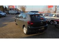 Gebraucht VW Polo Comfortline 80 PS (58 kW) 2021 Uranograu/cinza urano (metallic) Kleinwagen