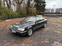 Gebraucht Mercedes E230 132 PS (97 kW) 1990 Schwarz Limousine