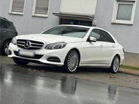 Gebraucht Mercedes E220 Avantgarde 170 PS (125 kW) 2015 Weiß Limousine