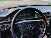 Second-hand Mercedes E250 113 CP (83 kW) 1994 Roșu Berlinǎ