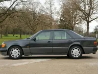 Używany Mercedes E500 326 KM (239 kW) 1991 Czarny Sedan/Limuzyna
