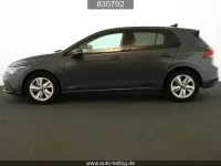 Gebraucht VW Golf VIII Life 131 PS (96 kW) 2023 Grau Limousine