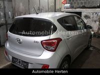Gebraucht Hyundai i10 Edition 67 PS (49 kW) 2015 Silber Kleinwagen