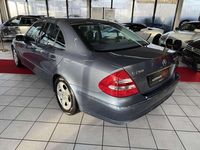 Gebraucht Mercedes E200 163 PS (119 kW) 2004 Blau Limousine