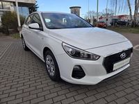 Gebraucht Hyundai i30 Pure 101 PS (74 kW) 2017 Weiß Limousine