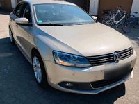 Second-hand VW Jetta 140 CP (102 kW) 2013 Auriu Berlinǎ