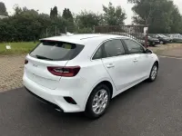 Używany Kia Ceed Vision 101 KM (74 kW) 2024 Biały Hatchback