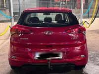Gebraucht Hyundai i20 75 PS (55 kW) 2015 Rot Kleinwagen