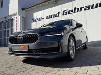 Neu Skoda Superb Selection 150 PS (110 kW) 2026 Grau Kombi