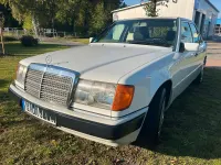 Używany Mercedes E220 150 KM (110 kW) 1993 Biały Sedan/Limuzyna