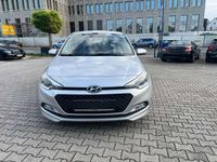 Gebraucht Hyundai i20 Basis 84 PS (61 kW) 2014 Silber Kleinwagen