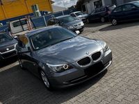 gebraucht BMW 520 Facelift: Eleganz und Komfort in Grau-Anthrazit