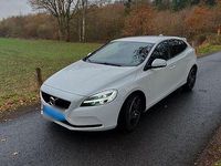 Gebraucht Volvo V40 Momentum 152 PS (111 kW) 2018 Weiß Limousine