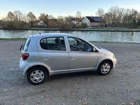 Gebraucht Toyota Yaris 65 PS (47 kW) 2005 Silber Limousine