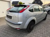 Usado Ford Focus Style 90 CV (66 kW) 2007 Plateado Berlina