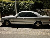 Gebraucht Mercedes E200 136 PS (100 kW) 1997 Silber Limousine