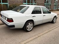 Używany Mercedes E220 150 KM (110 kW) 1993 Biały Sedan/Limuzyna