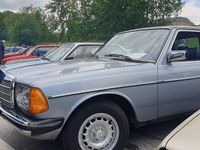 Gebraucht Mercedes 200 109 PS (80 kW) 1984 Silber Limousine