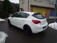 Gebraucht Opel Astra 101 PS (74 kW) 2013 Schneeweiss/summitwhite/arctic Kleinwagen