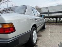 Gebraucht Mercedes 200 109 PS (80 kW) 1986 Silber Limousine