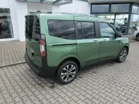 Neu Ford Tourneo Courier Titanium 125 PS (91 kW) 2025 Grün Van / Kleinbus