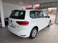 Gebraucht VW Touran Comfortline 122 PS (89 kW) 2023 Weiß Van / Kleinbus
