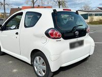 Gebraucht Toyota Aygo 68 PS (50 kW) 2009 Weiß Kleinwagen