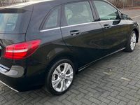 Gebraucht Mercedes B180 122 PS (89 kW) 2015 Schwarz Van / Kleinbus