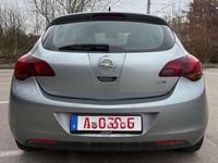 Gebraucht Opel Astra Innovation 125 PS (91 kW) 2011 Silbersee/perl silber (m2) Limousine